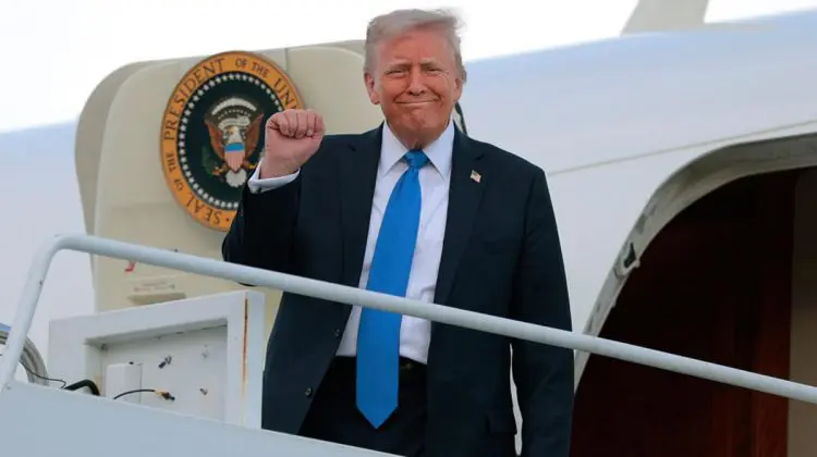 Avionul lui Trump revine de urgență la Washington după o problemă tehnică minoră