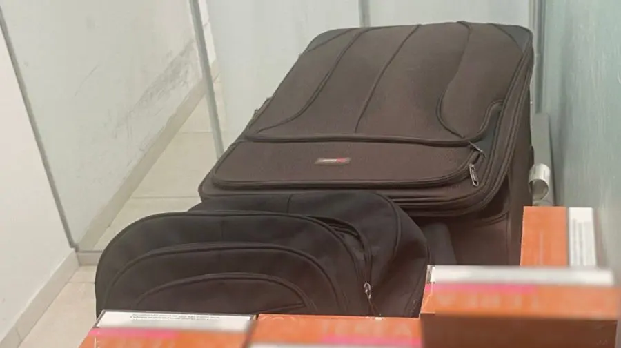 FOTO Contrabandă cu țigări pe Aeroportul Chișinău: Două persoane, prinse cu bagajele pline