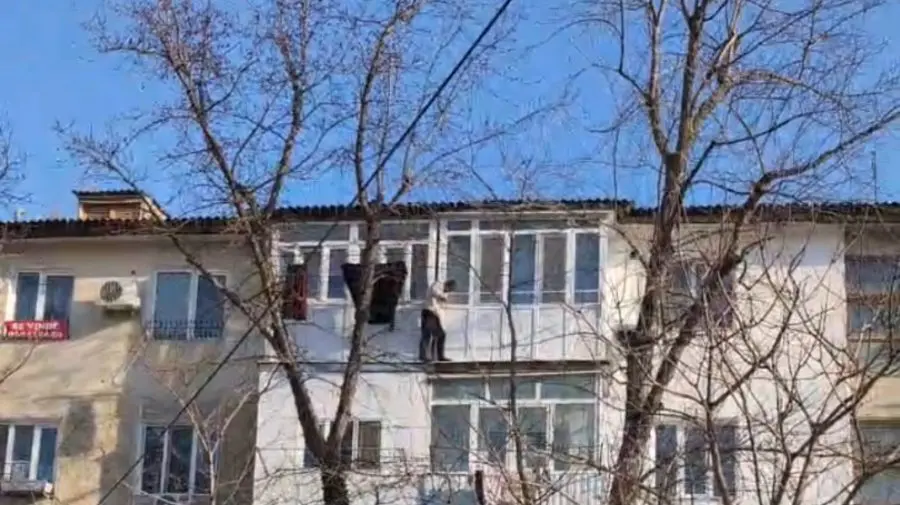 VIDEO Moment dramatic la Căușeni. O persoană, salvată după ce a rămas agățată de balcon