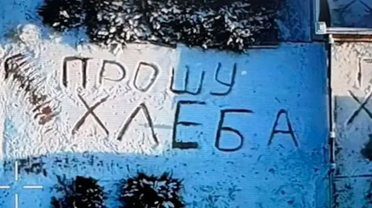 „Vă rog, pâine”. Disperarea unei bătrâne din Donețk, scrisă în zăpadă și surprinsă de o dronă