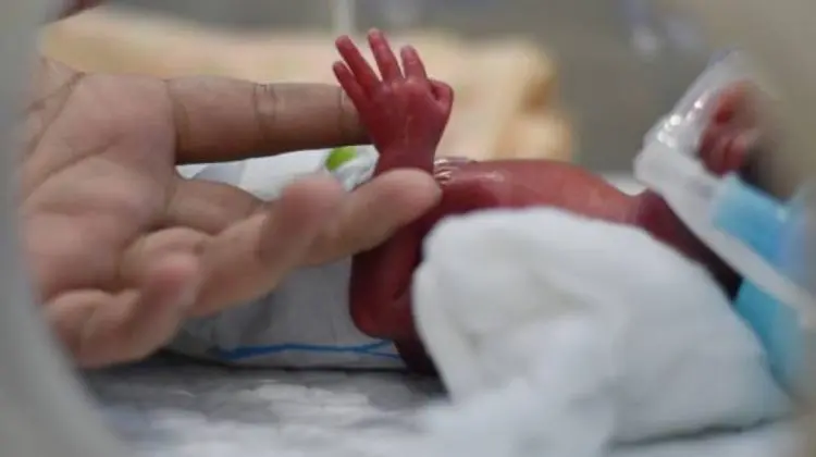 Miracol medical: copil născut la 25 de săptămâni, salvat după luni de luptă