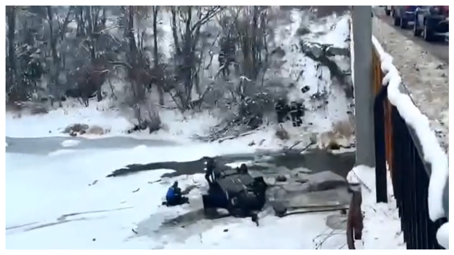 VIDEO Mașină răsturnată în Vatra Dornei: patru copii și doi adulți au ajuns de urgență la spital