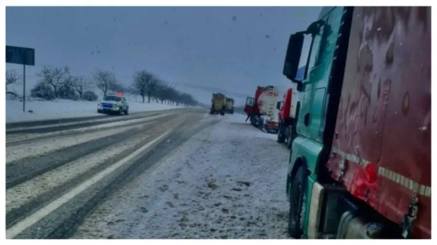 Circulația camioanelor de mare tonaj la frontieră este permisă. Autoritățile cer prudență maximă