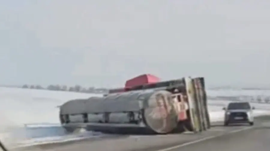 VIDEO Accident violent la Telenești! Un camion s-a răsturnat într-o curbă