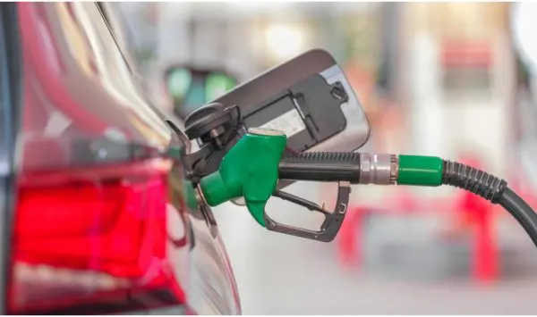 Prețuri noi la carburanți în weekend! Benzina se scumpește, iar motorina se ieftinește