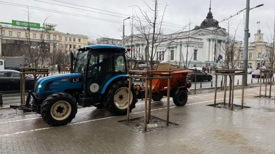 FOTO Burniță și risc de polei în Chișinău: Serviciile municipale au ieșit pe străzi
