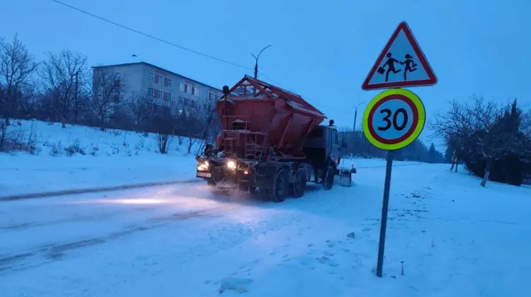Drumarii, în alertă din cauza ceții dense și drumurilor alunecoase din mai multe regiuni ale țării