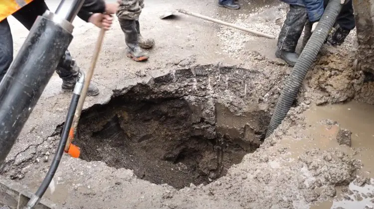 Străzi inundate la Bălți! Înghețurile au spart o țeavă veche de 60 de ani