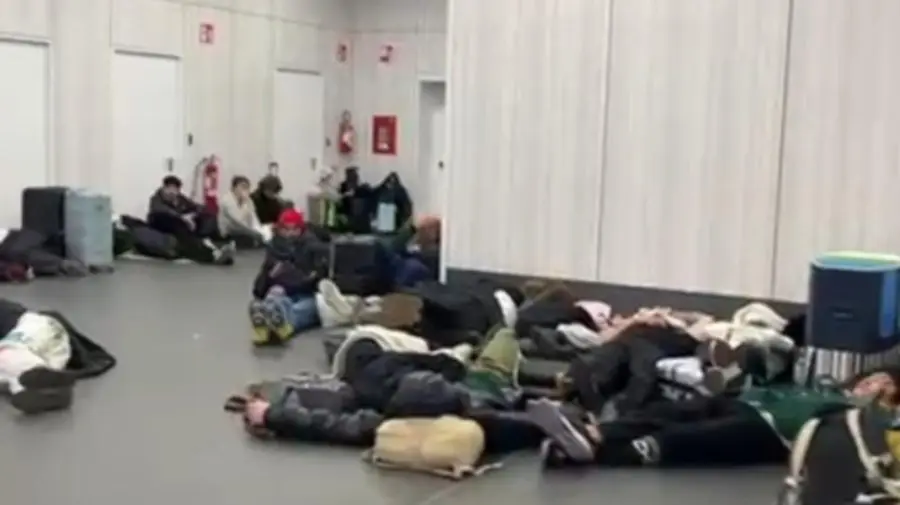 Zeci de zboruri anulate pe aeroportul din Bergamo. Pasagerii au dormit pe jos