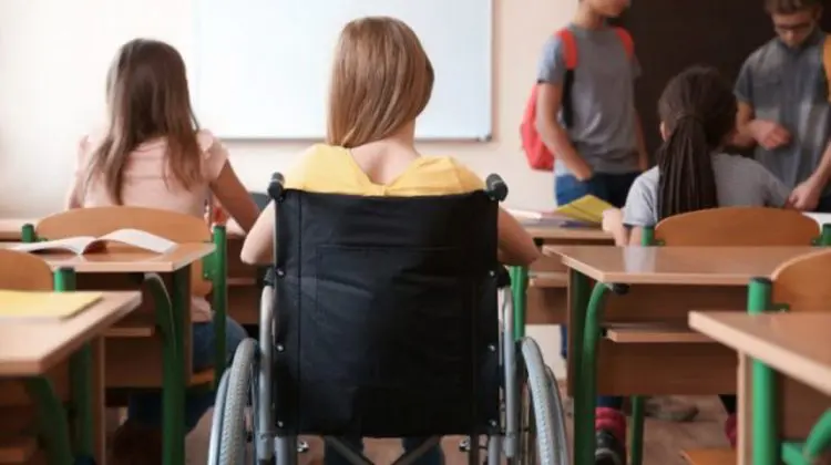 Studiu: Jumătate dintre tinerii cu dizabilități nu mai continuă studiile după liceu