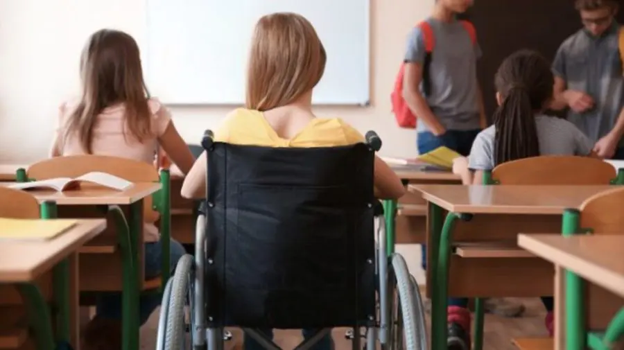 Studiu: Jumătate dintre tinerii cu dizabilități nu mai continuă studiile după liceu
