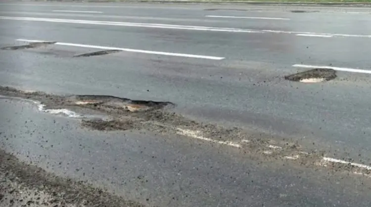 După îngheț și polei, asfaltul din capitală s-a stricat. Autoritățile spun că repară treptat