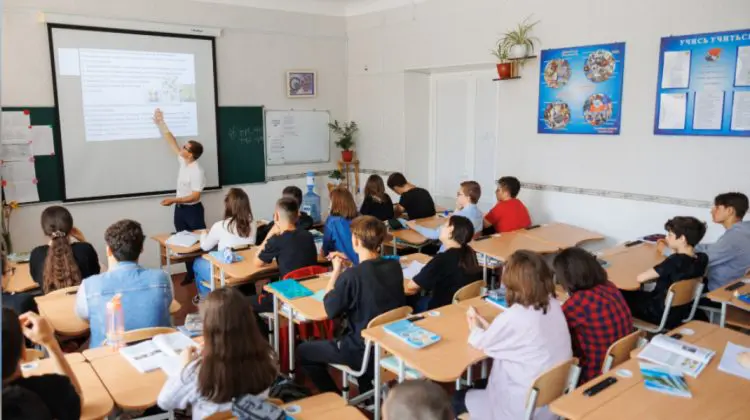 Cei mai mulți elevi se întorc din vacanță pe 9 ianuarie