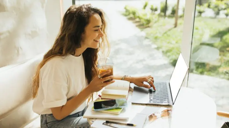 Legea freelancerilor a intrat în vigoare. Ce se schimbă pentru cei care lucrează pe cont propriu