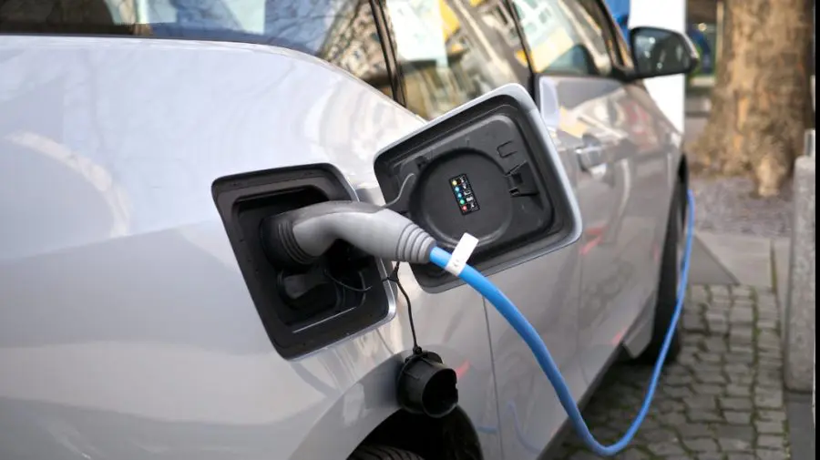 Reguli noi pentru mașinile electrice din Moldova. Din 2026 apare taxa de drum