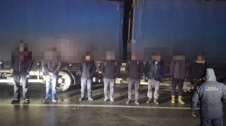 Camion cu migranți, oprit la Palanca. Au fost depistați opt ucraineni