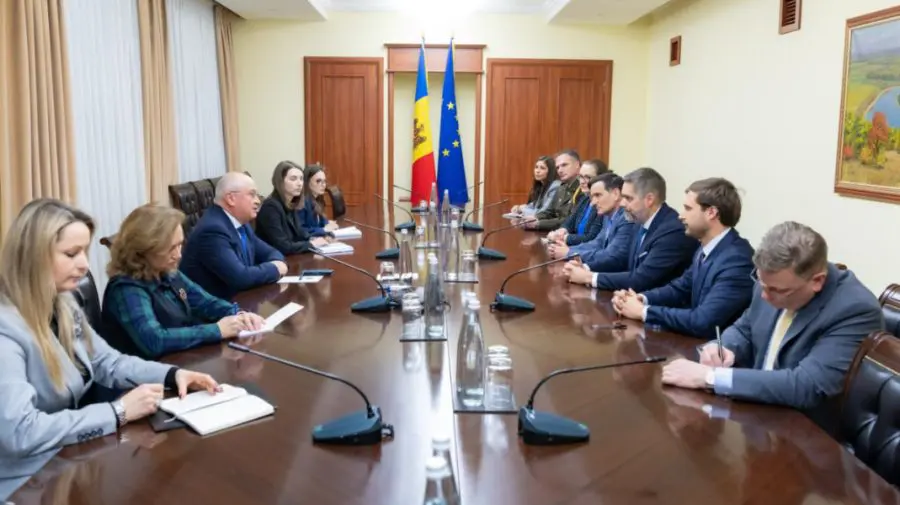 Premierul Alexandru Munteanu s-a întâlnit la Chișinău cu oficialul american Christopher Smith