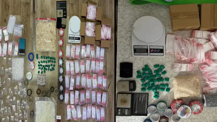 VIDEO Captură record de droguri în Capitală: Peste 3 kg confiscate și doi traficanți reținuți