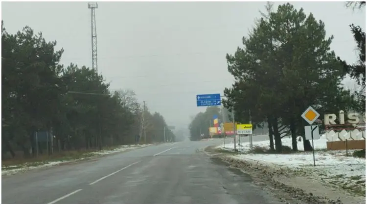 Drumarii au intervenit pe timp de noapte: aproape 500 de tone de sare răspândite pe șosele