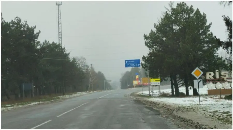 Drumarii au intervenit pe timp de noapte: aproape 500 de tone de sare răspândite pe șosele