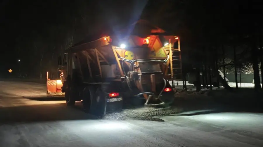 Intervenții pe drumurile naționale: 109 utilaje în teren și peste 12 mii de tone de material antiderapant pregătite