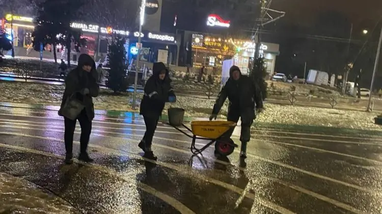 VIDEO Atenționare pentru pietoni și șoferi: Ghețuș pe străzi și trotuare. Serviciile municipale intervin pe drumuriâ