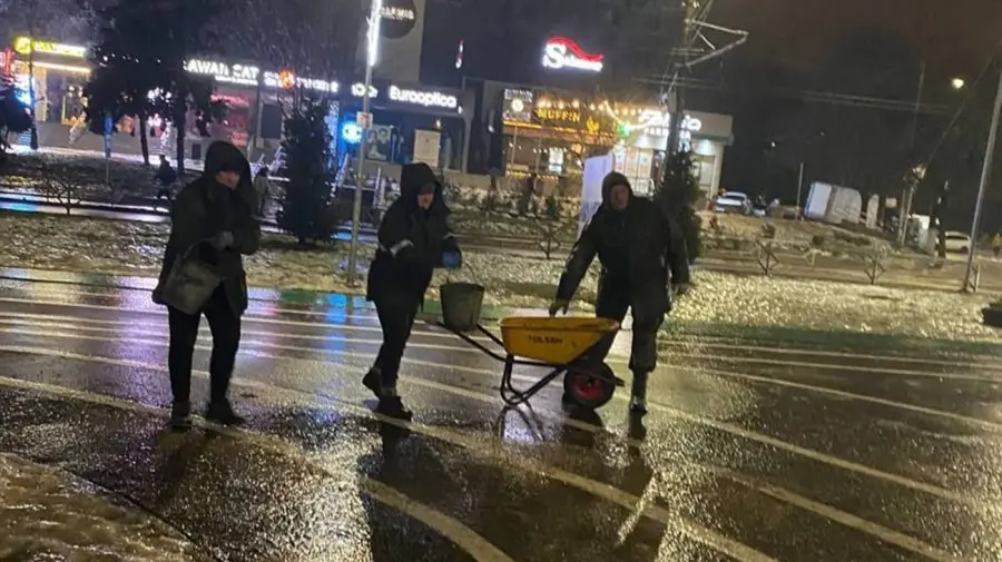 VIDEO Atenționare pentru pietoni și șoferi: Ghețuș pe străzi și trotuare. Serviciile municipale intervin pe drumuriâ
