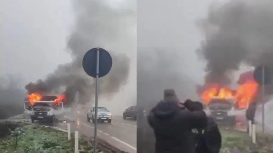 VIDEO Flăcări puternice pe un traseu din țară. Un microbuz a fost cuprins de foc