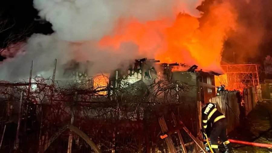 Incendiu la un priveghi, în noaptea de Revelion. Sicriul cu trupul neînsuflețit al răposatului a ars în casă