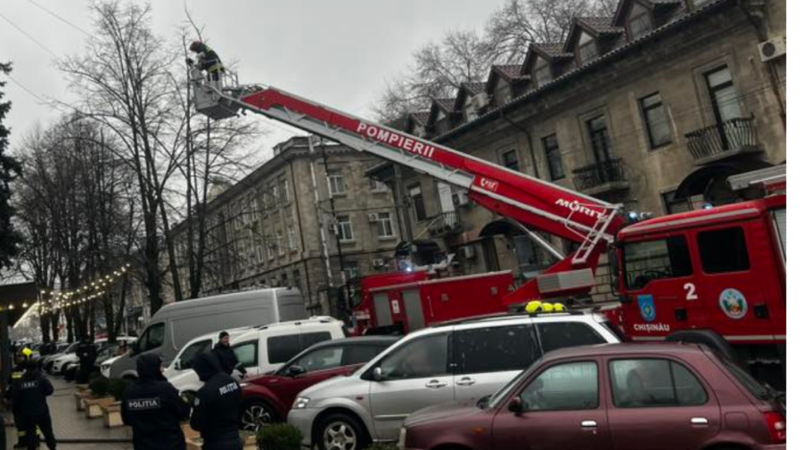 Pompierii intervin în centrul Capitalei. Martori: Incendiu la un restaurant. IGSU spune că e scurtcircuit