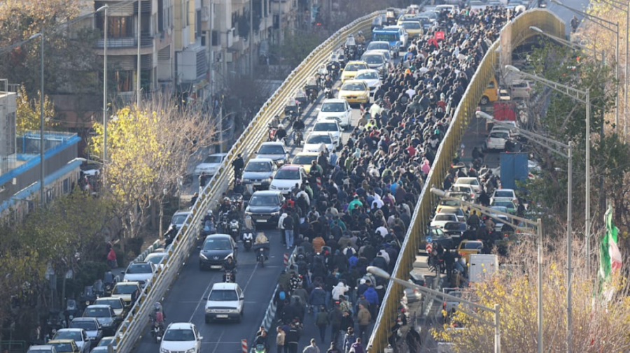 VIDEO Proteste masive în Iran: Un ofițer – ucis, iar o bază militară a fost incendiată