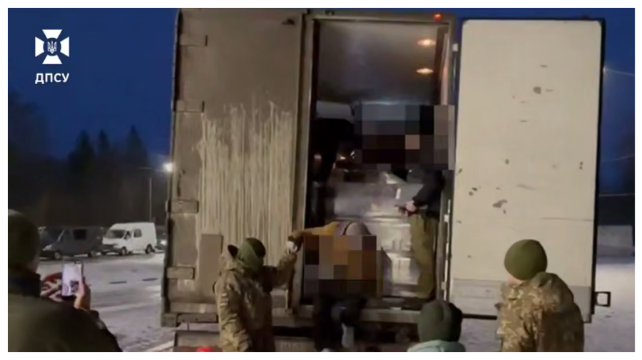 VIDEO Tentativă de trecere ilegală a frontierei Ucrainei cu Moldova: șapte bărbați, găsiți într-un camion cu bere