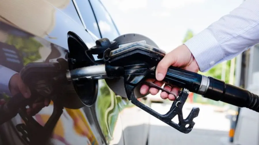 Cât combustibil pierzi stând cu motorul pornit – banii „ard” fără să mergi