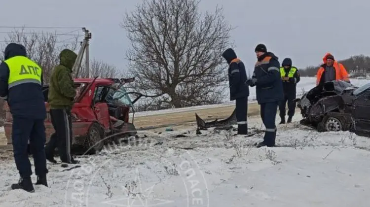 FOTO Două mașini s-au tamponat grav la Râbnița. Patru persoane au fost duse la spital