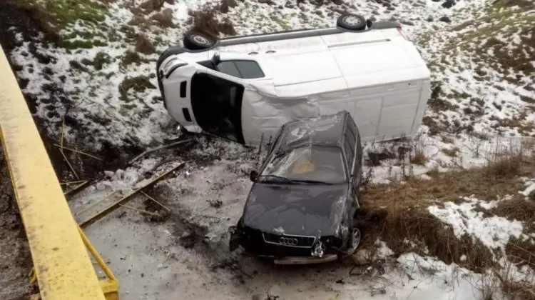 FOTO Accident din cauza ghețușului: Două mașini au derapat lângă un pod, una s-a răsturnat