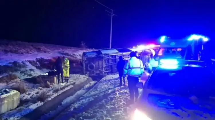 Un microbuz cu 11 moldoveni s-a răsturnat în județul Suceava. Două persoane au fost  transportate la spital
