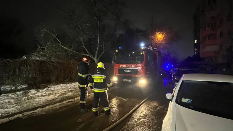 VIDEO Casă cuprinsă de flăcări în Capitală. Trei echipe de pompieri au intervenit