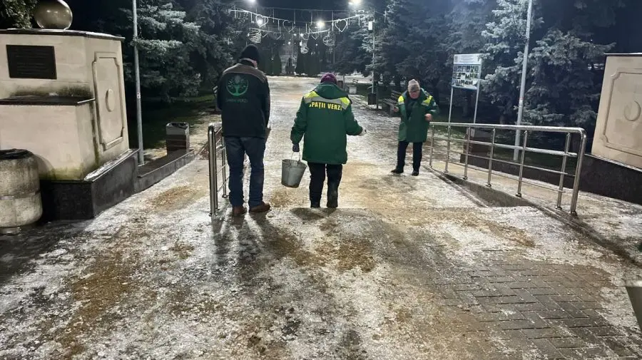 VIDEO Ghețuș pe străzi și trotuare: În capitală este împrăștiat material antiderapant