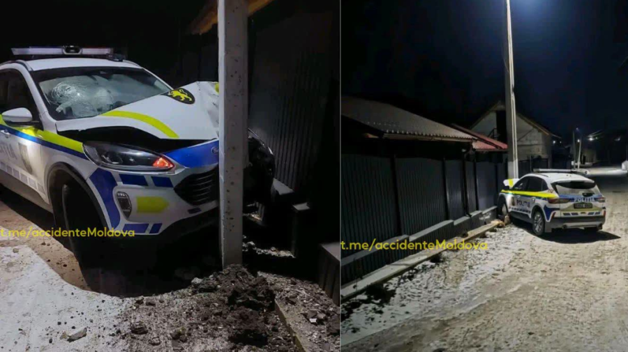 Călărași: O mașină a Poliției a derapat pe ghețuș și s-a izbit de un pilon electric