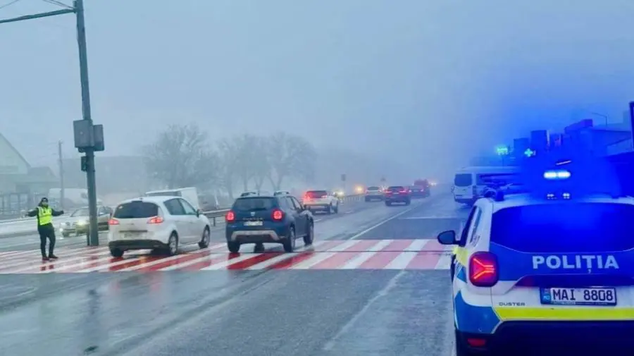 Atenție, șoferi! Ceață densă și trafic intens pe mai multe drumuri din țară