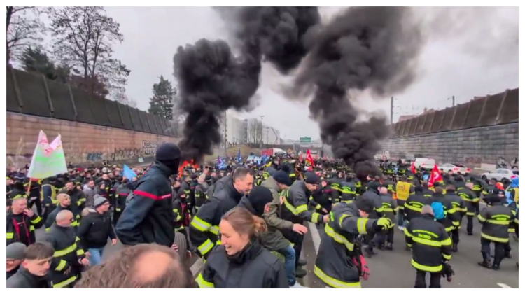 VIDEO Revolta pompierilor din Franța: scandări și fumigene în plină stradă