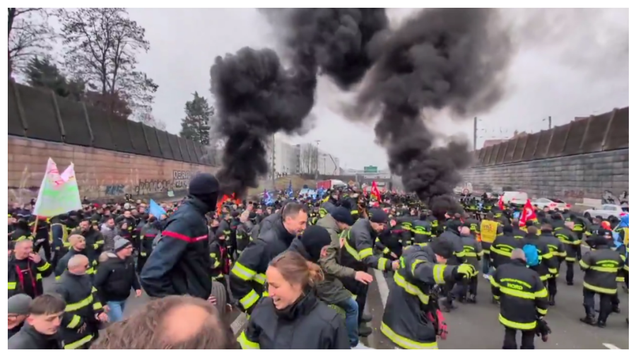 VIDEO Revolta pompierilor din Franța: scandări și fumigene în plină stradă