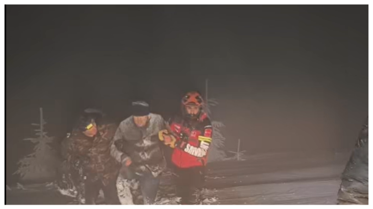 VIDEO Trecere ilegală a frontierei: doi ucraineni salvați din munții Maramureșului