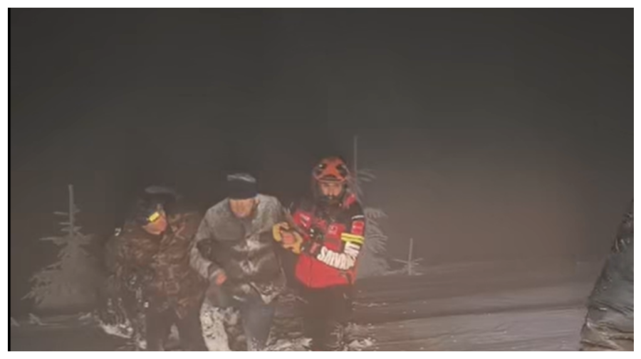 VIDEO Trecere ilegală a frontierei: doi ucraineni salvați din munții Maramureșului