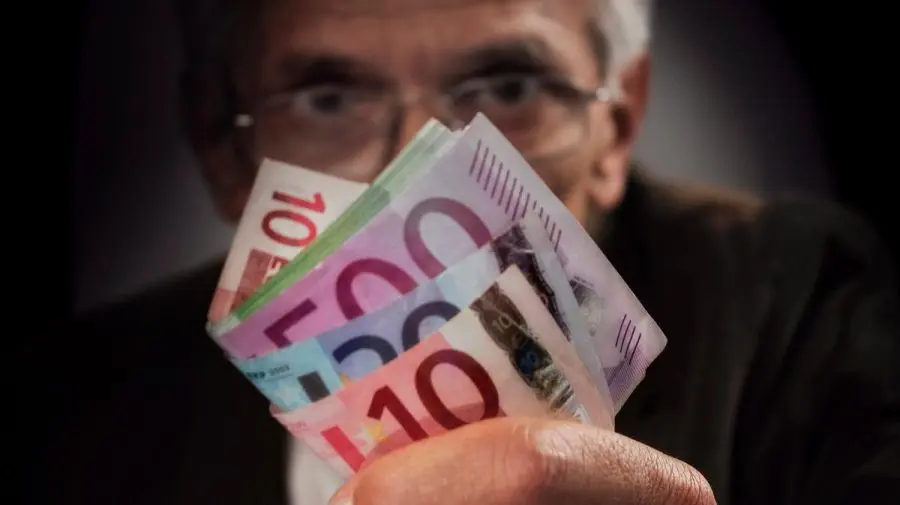 Pensionar din Italia, șantajat de un român care și-a aruncat prietenul în patul bătrânului. I se cereau 150.000 de euro