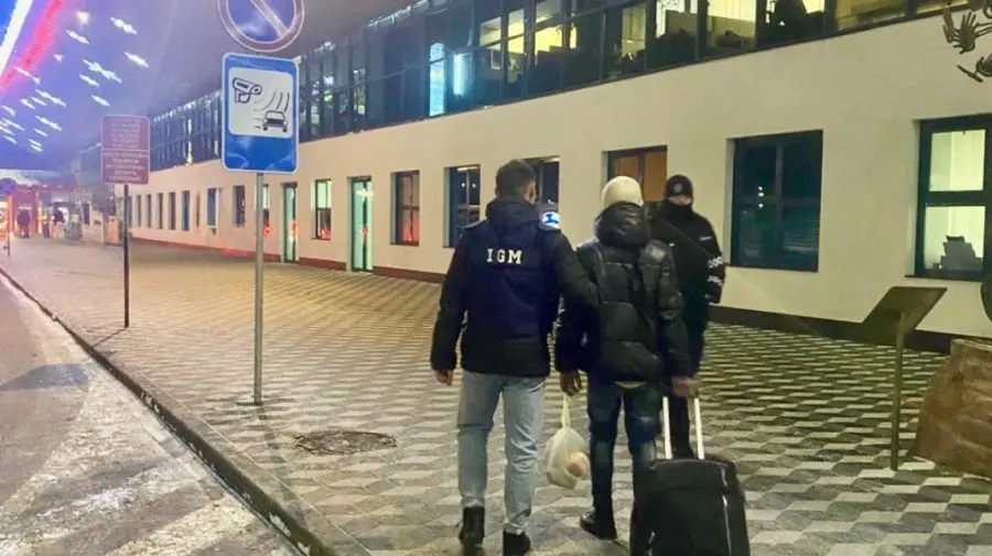 VIDEO A fost obligat anterior să părăsească țara, dar a ignorat decizia! Un străin, expulzat de autorități