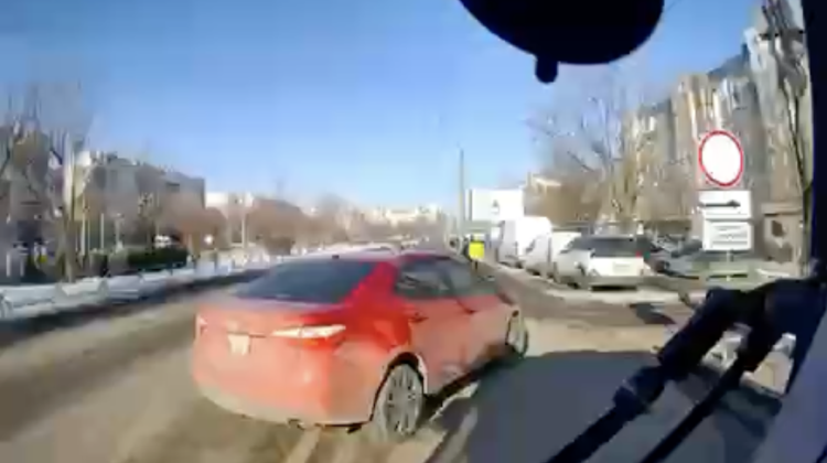 VIDEO Accident cu implicarea unui troleibuz la Ciocana: Doi pasageri au avut nevoie de îngrijiri medicale
