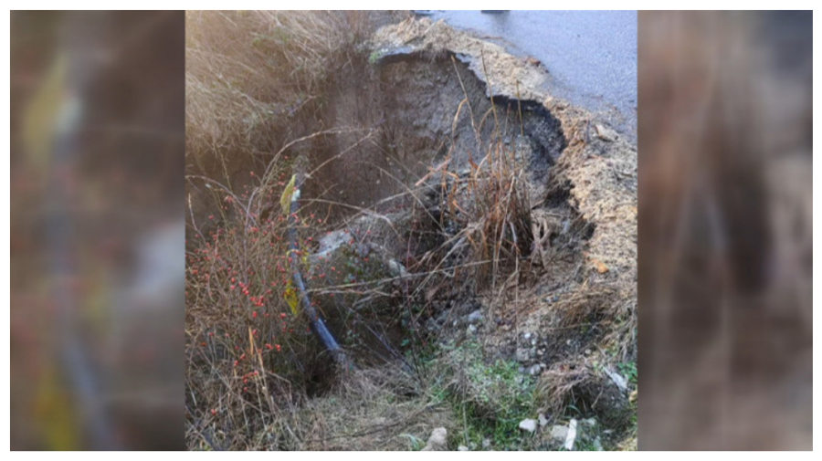 Alunecare de teren în județul Vâlcea: drumul suspendat pentru siguranța șoferilor