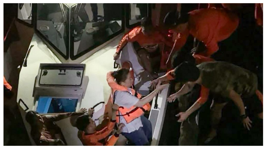 VIDEO Aproximativ 15 persoane au murit după ce un feribot cu 350 de persoane s-a scufundat în Filipine