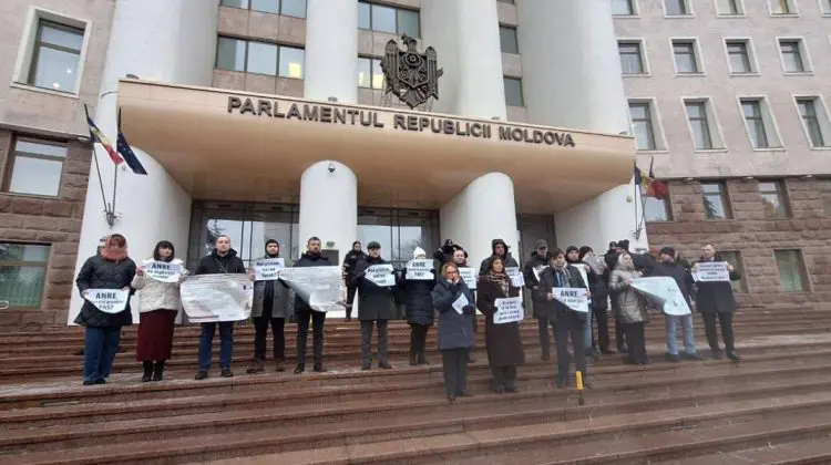 Flashmob organizat de MAN în fața Parlamentului. Solicită micșorarea și recalcularea tarifelor la energie